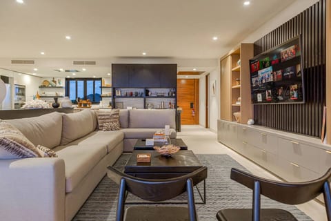 3 bed condo with pool+ocean view