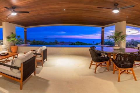 3 bed condo with pool+ocean view