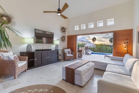 Very private 4Bed/4.5bath Villa (Casa Libre Las Palmas 22)