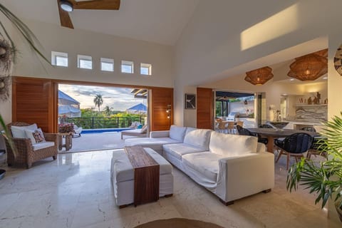 Very private 4Bed/4.5bath Villa (Casa Libre Las Palmas 22)