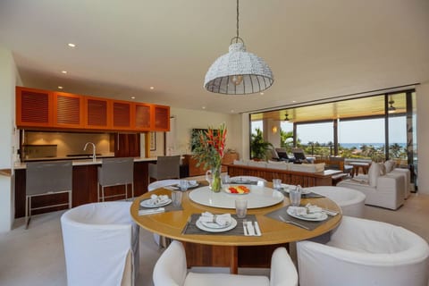 3 Bed 3.5 Bath Condo with Hsk, Pool, Ocean View