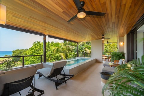 3 Bed 3.5 Bath Condo with Hsk, Pool, Ocean View