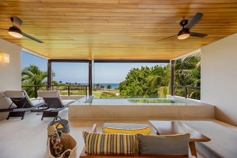 3 Bed 3.5 Bath Condo with Hsk, Pool, Ocean View
