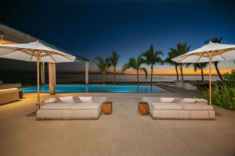 6 bd Premier Beach Front location