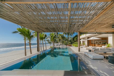 6 bd Premier Beach Front location