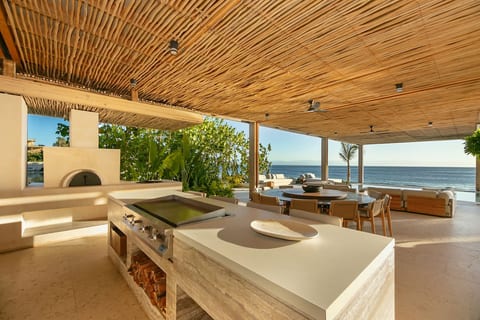 6 bd Premier Beach Front location