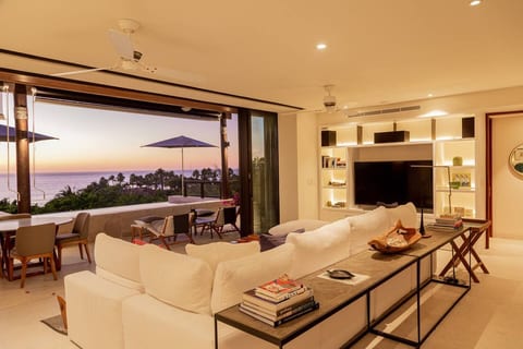 Lux 3 Bed condo with Ocean View + Pool+Houskeeping