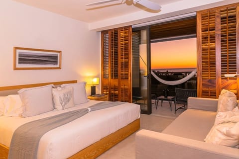 Lux 3 Bed condo with Ocean View + Pool+Houskeeping