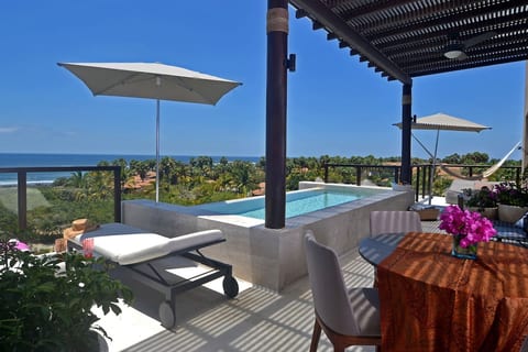 Lux 3 Bed condo with Ocean View + Pool+Houskeeping
