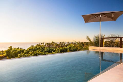 Lux 3 Bed condo with Ocean View + Pool+Houskeeping