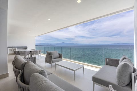 4-bed beachfront Lux Apartment