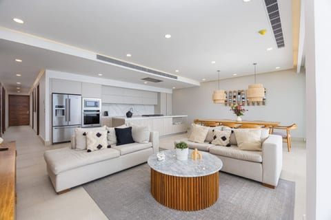 4-bed beachfront Lux Apartment