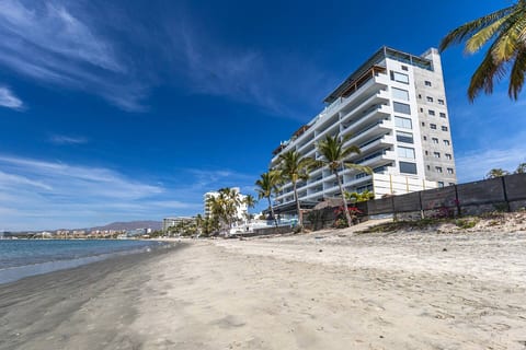 4-bed beachfront Lux Apartment