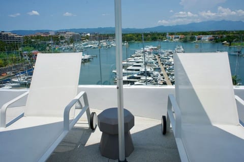 Modern Marina Condo | Rooftop Pool & Spa