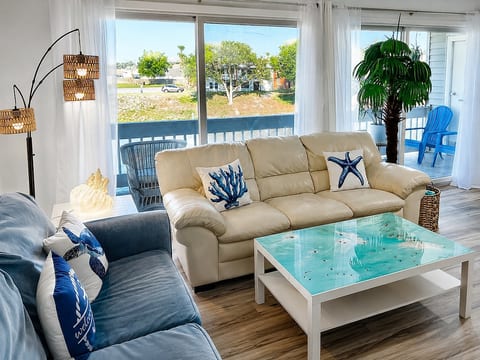 Guest Favorite • King Bed • Pools • Walk To Beach image 5