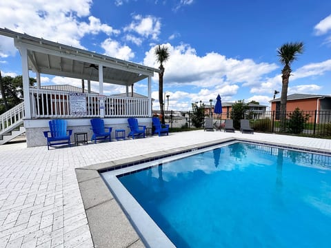 Guest Favorite • King Bed • Pools • Walk To Beach image 4