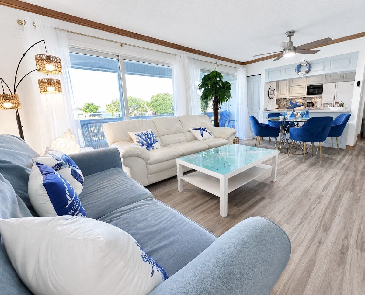 Destin Condo • Sleeps 8 • 3 Pools • Walk To Beach