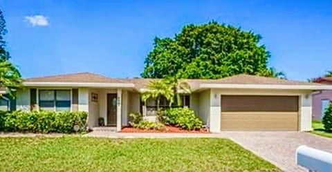 Home on Golf Course| 12 Mi~Beach|Game room|Malls image 2