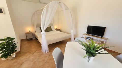 Relax & Beach cozy studio with garden, wifi image 1
