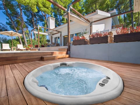 Luxusvilla mit Meerblick und privatem beheiztem Pool und Whirlpool für bis zu 1