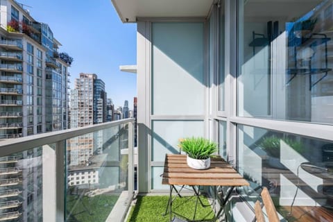 Central Downtown w/Parking & King Bed w/AC & Patio