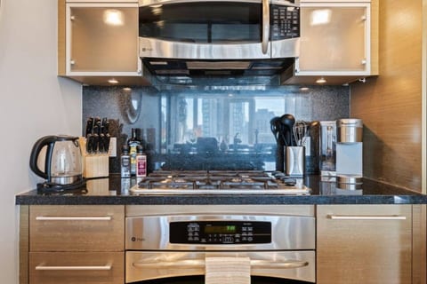 Central Downtown w/Parking & King Bed w/AC & Patio