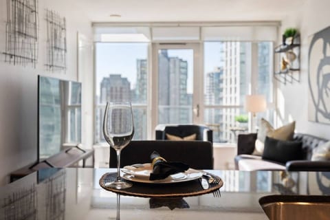 Central Downtown w/Parking & King Bed w/AC & Patio