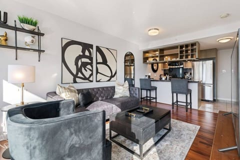 Central Downtown w/Parking & King Bed w/AC & Patio