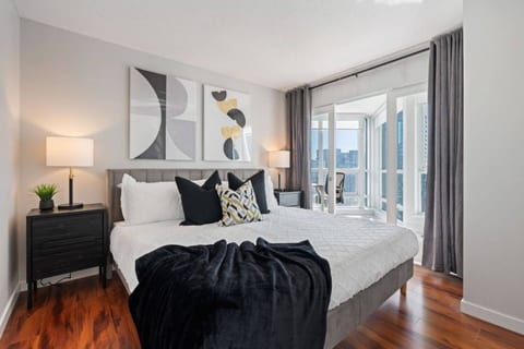 Central Downtown w/Parking & King Bed w/AC & Patio