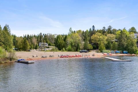 Beautiful beach - kayak - firepit - Lac Sarrazin