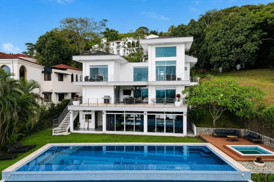Luxurious Villa with Pool and Stunning Views