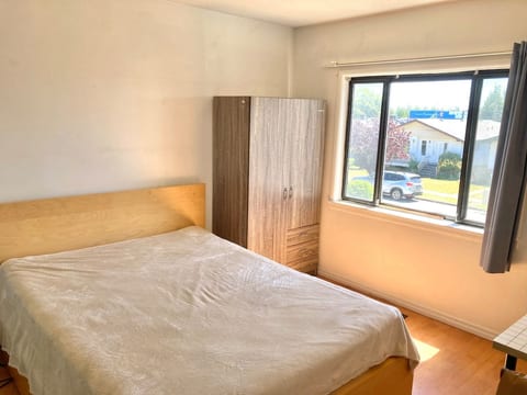 3 BR 1.5 bath on 2nd Floor Budget Private Suite image 5