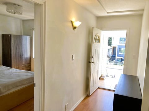 3 BR 1.5 bath on 2nd Floor Budget Private Suite image 4