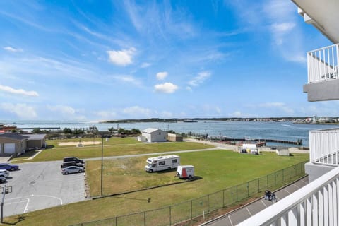 BeachBox II • Panoramic Inlet Views • Bayside Pool • Couple's Corner • Assateague House 411