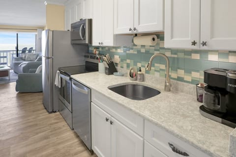 BeachBox V • 5th-Floor Oceanfront • Expansive View • Beachfront Bliss • East Winds 502