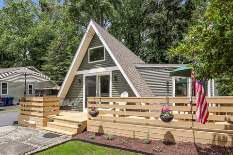 Charming A-frame cabin with spacious deck and peaceful wooded setting