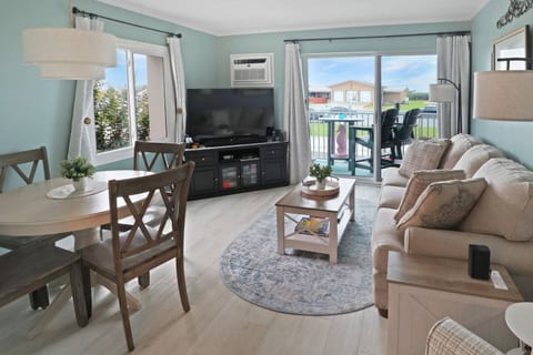 BeachBox IV • Walk to Boardwalk • Bayside Pool • Couple's Escape • Assateague House 111