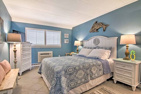 BeachBox I • Oceanfront Balcony • Sunrise Views • Couple's Retreat • East Winds 202