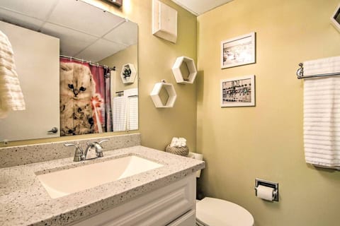 BeachBox I • Oceanfront Balcony • Sunrise Views • Couple's Retreat • East Winds 202