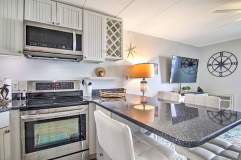 BeachBox I • Oceanfront Balcony • Sunrise Views • Couple's Retreat • East Winds 202