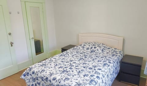 1 Bed 1 Bath 1 Living room Suite image 2