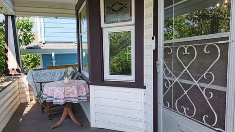 1 Bed 1 Bath 1 Living room Suite image 3