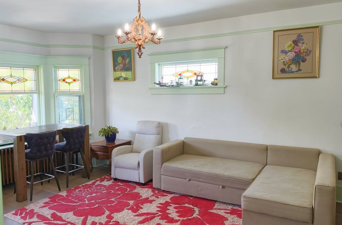 1 Bed 1 Bath 1 Living room Suite @ Vanroy