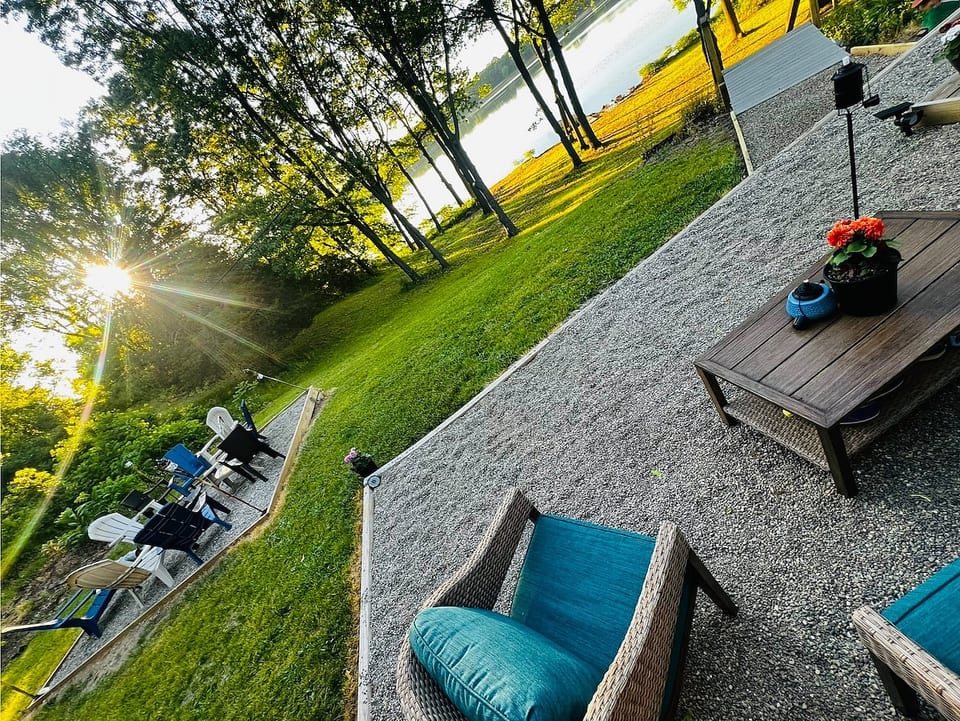 The Paddle Inn - 3 Bed 1.5 bath Lakefront Oasis image 1