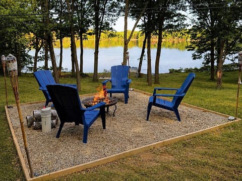 The Paddle Inn - 3 Bed 1.5 bath Lakefront Oasis image 2