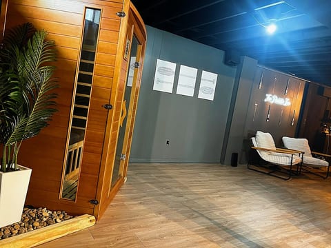 The Paddle Inn - 3 Bed 1.5 bath Lakefront Oasis image 4