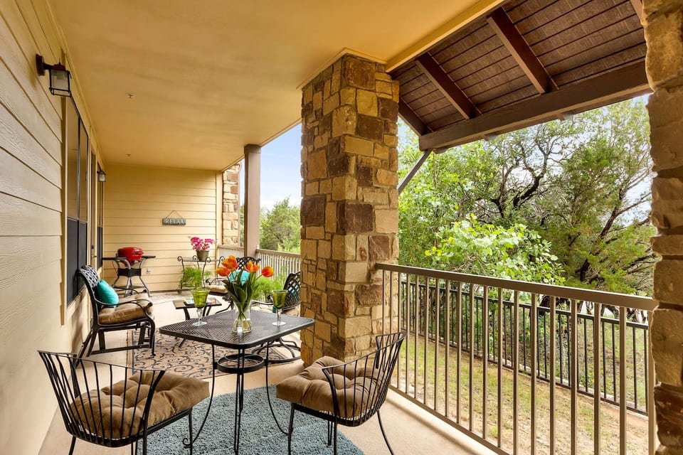 Peaceful by the Lake | Private Porch + Garage - Jonestown