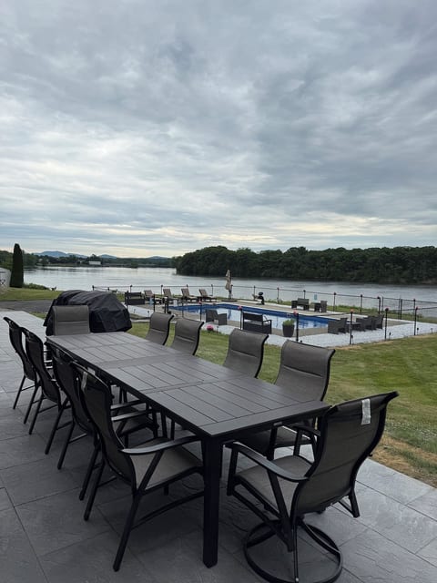 8 Beds Saratoga Waterfront Estate, Heated Pool, book direct