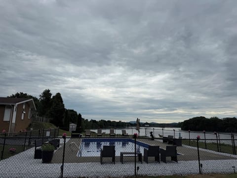 Saratoga 8 Beds Waterfront, Heated Pool By Track!