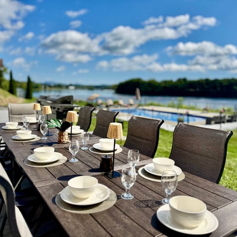8 Beds Saratoga Waterfront Estate, Heated Pool, book direct
